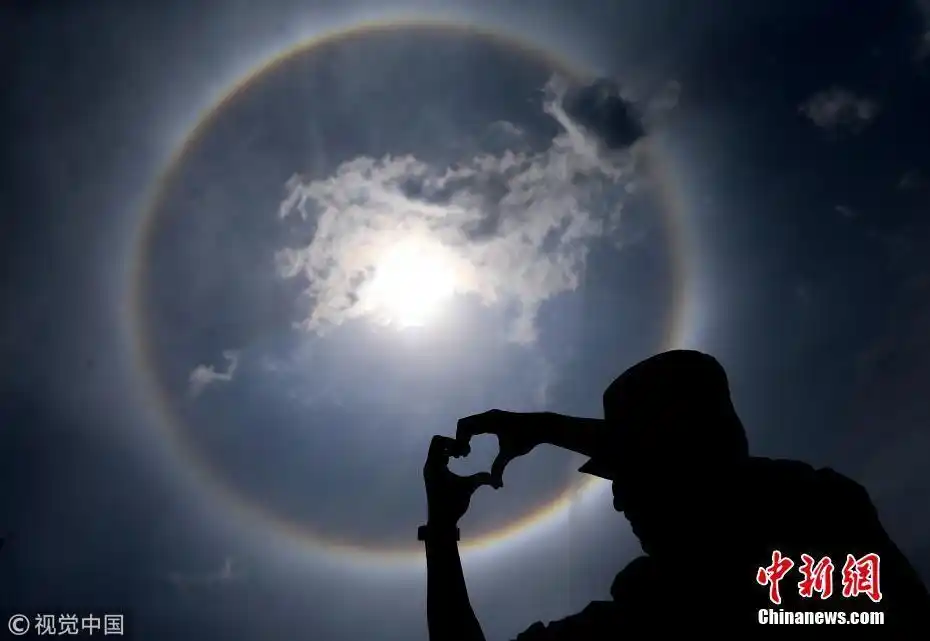 3 昆明天空现日晕景观 硕大光圈包裹太阳