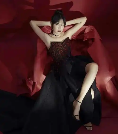 初代超模李艾重返t台,12米长腿被嘲不如瞿颖,夫妻生活曾引争议