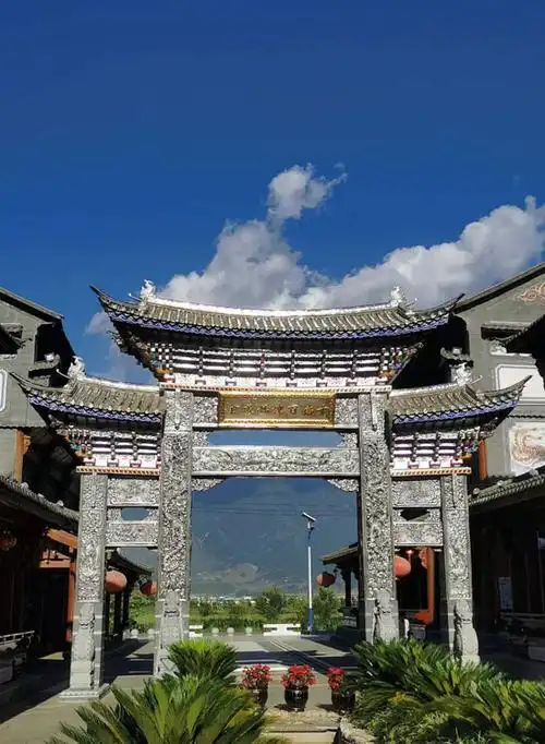 (记者木胜玉)近年来,云南省大理州鹤庆县依托新华村银器文化,以银铜器