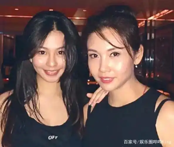 豪门千金!沈月出行全程保姆车护驾,豪车内自拍卖萌像极了邱淑贞