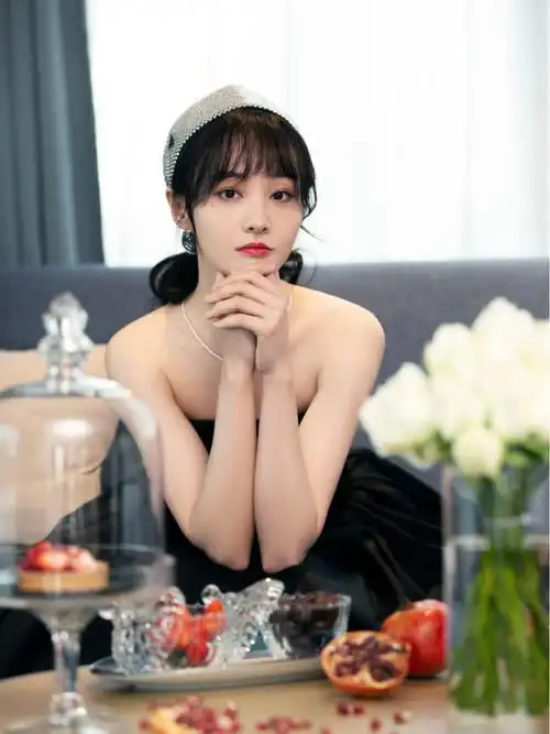 30岁的郑爽是"逆龄生长"?穿prada抹胸礼服,气质超高级