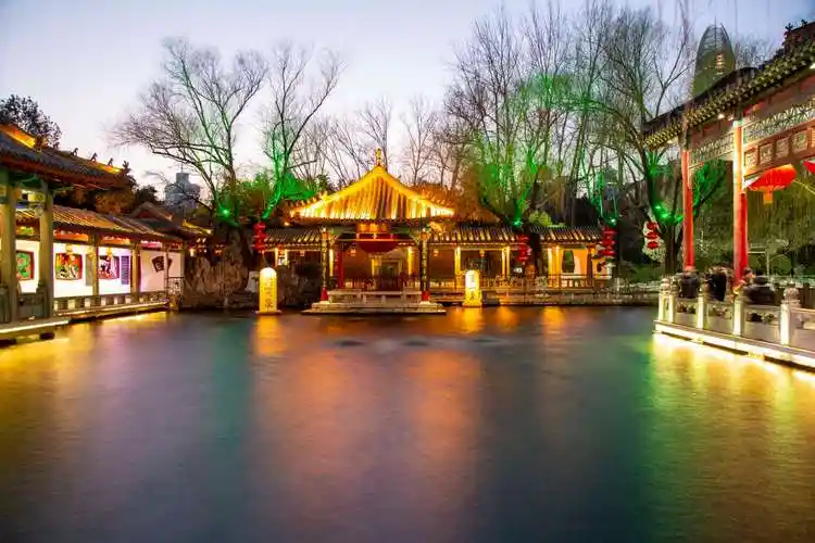 慢门拍摄趵突泉  夜景璀璨美如画