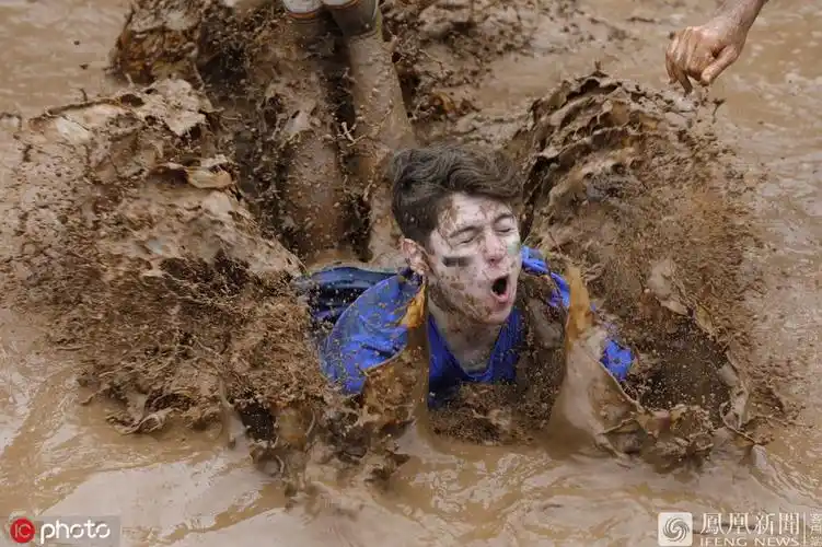 选手泥浴中比拼