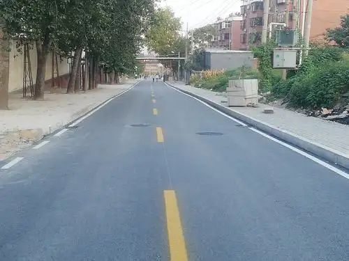 宽敞笔直的大路.