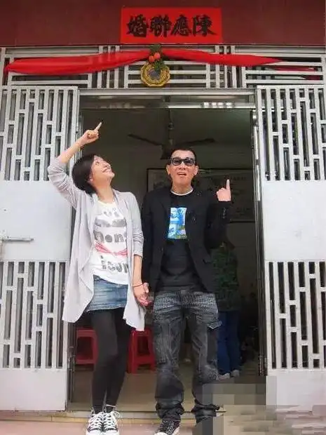 应采儿陈小春老家结婚照片曝光两人面带微笑尽显恩爱