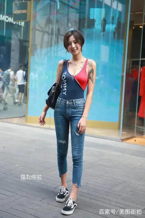 街拍:优雅动人的吊带裙,肤白貌美的小姐姐,让人百看不厌