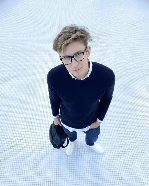 参加过《波兰超模大赛》的男模特马吕斯拍摄小米广告