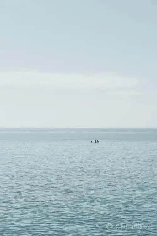 寂寞的小船在海洋中