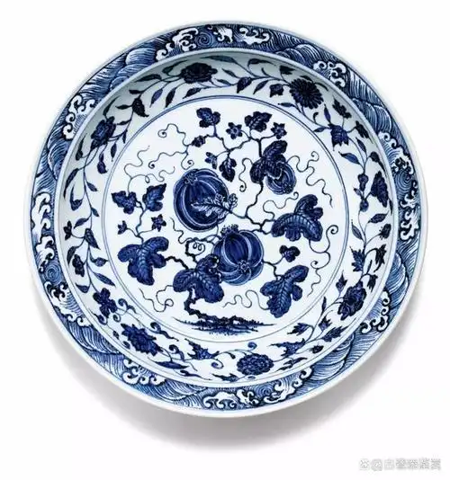 永乐朝的青花瓷器装饰纹样以花卉,瓜果等植物类为主,花卉纹样有折枝