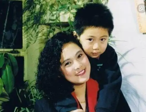 郭凯敏近照显老当红时经商与张芝华离婚娶二婚娇妻终获幸福