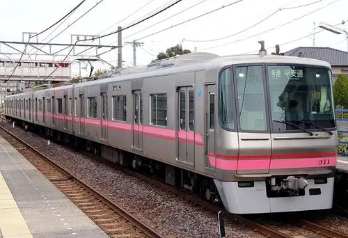 图片下图是名古屋地铁上饭田线平安通站的4号站台,该站为地下1面2线岛