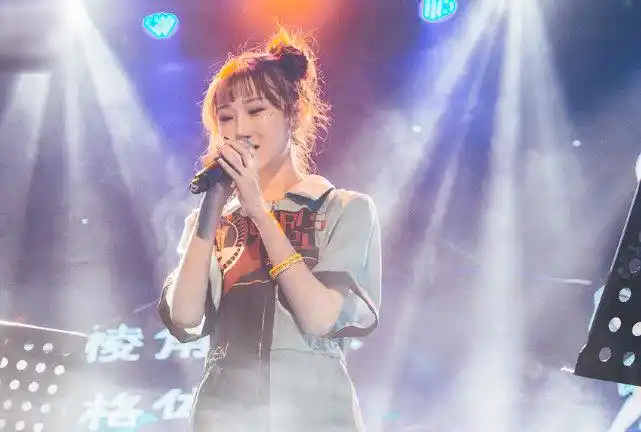 16岁刚出道就爆红时隔两年名气不减如今携新歌霸屏各大音乐榜