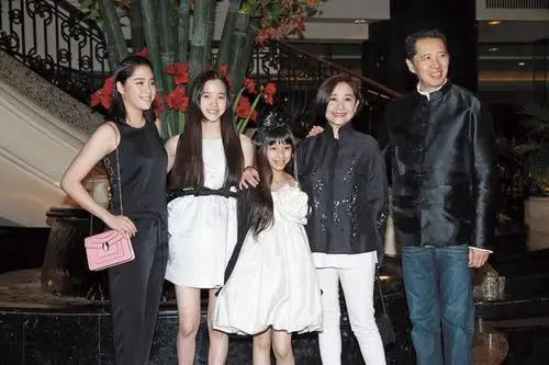欧阳龙与傅娟共有3个女儿,欧阳娜娜(左二)笑说,未来的男朋友,不一定要