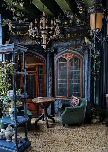 《老欧洲咖啡店》在我们小区附近开业,其展示的装饰别具一格,让人耳目