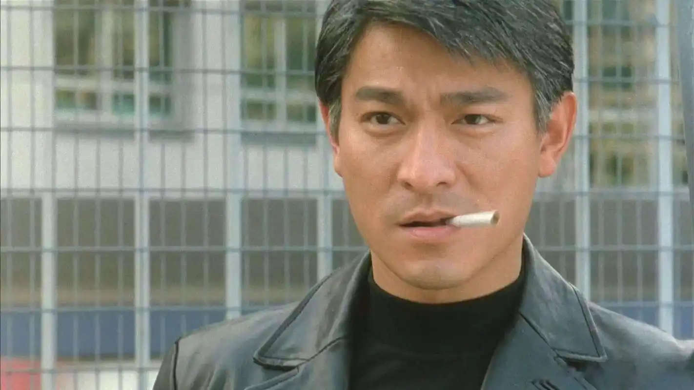 刘德华为某品牌活动站台,他穿着白色西服,黑色哈伦裤,风度飘飘,挺拔又