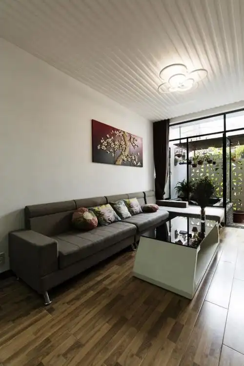 客厅里靠墙摆放了一张超长的沙发,家里来客人不用担心没地方坐,偶尔