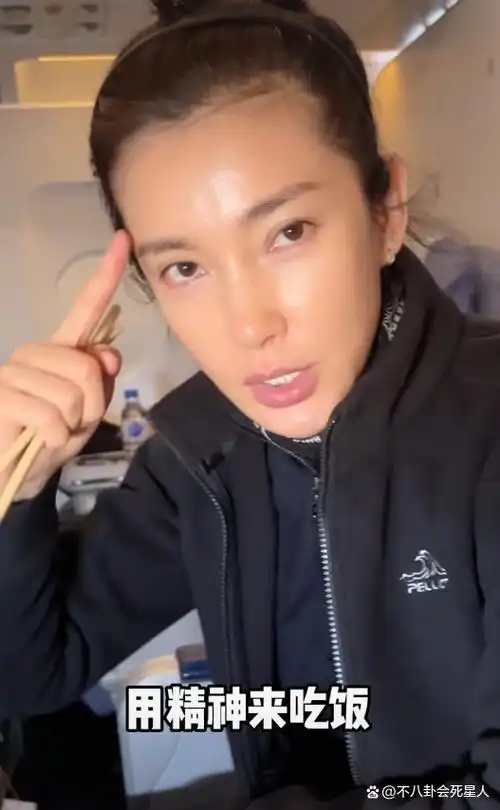 李冰冰近照状态:干瘪老态,瘦到脸垮