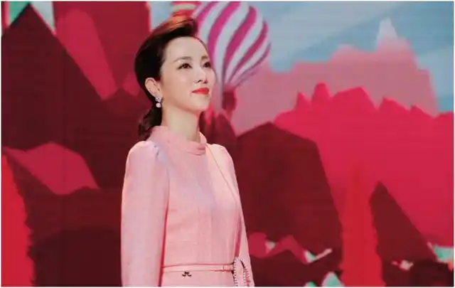 美女主持李思思为奥运加油,妆容精致皮肤细腻,网友:白到反光