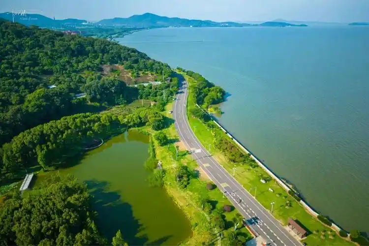 七里风光堤位于无锡太湖中的一个半岛上,这里常常上演速度与激情_马山