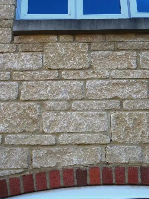 外墙砖作为一种常见的建筑装饰材料,因其美观,耐用,易清洗等特点而