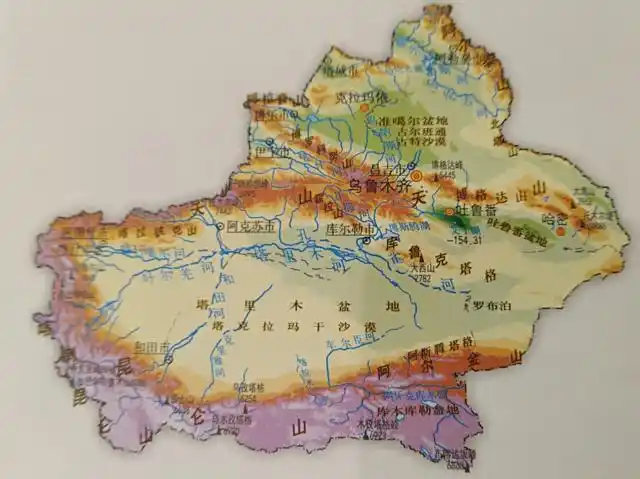 图2新疆地形图新疆的地形特点是山脉与盆地相间排列,盆地与高山环抱