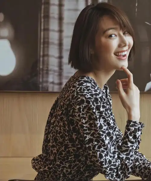 回顾主持人王冠两次从央视消失与曹可凡传绯闻今未婚也幸福