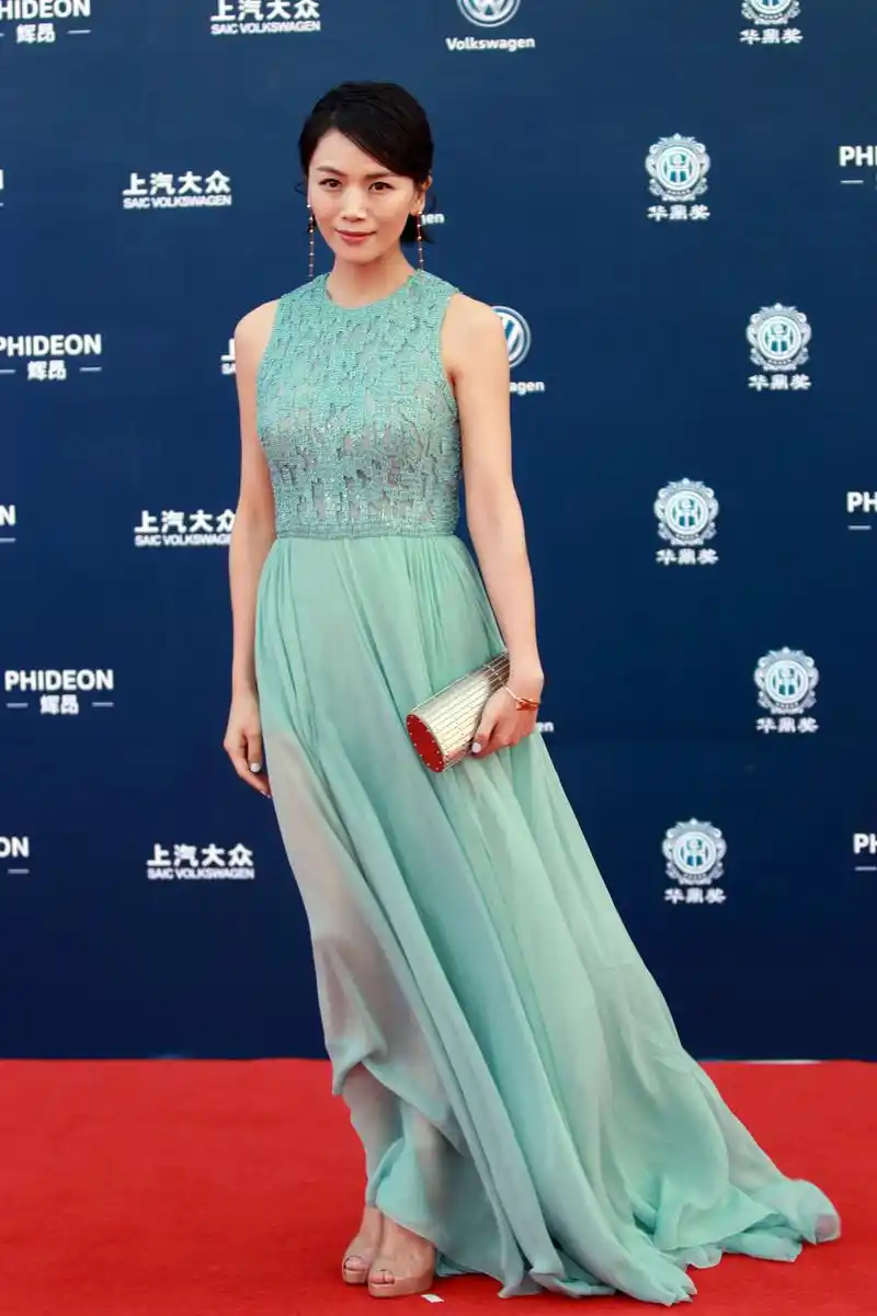 曹曦文好会穿一字肩镂空蕾丝裙性感大方饱满身材呼之欲出