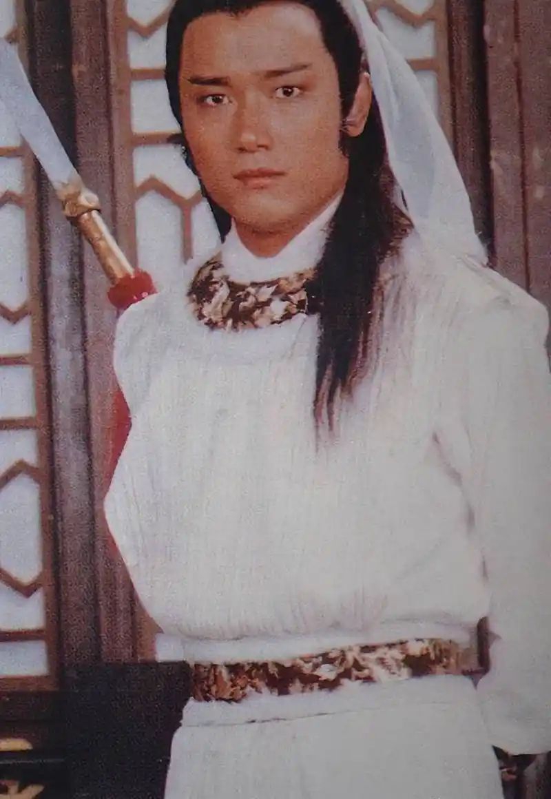 "最帅杨康"苗侨伟与戚美珍恩爱33年,为女儿秀身材被骂感到心疼_成为了