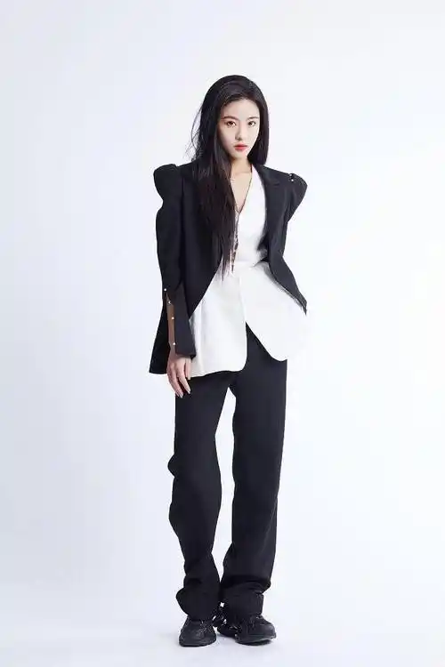 孙芮西装写真帅气冷御将亮相开播情景喜剧塑造多变角色