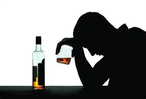 喝酒伤感图男_伊卟图库