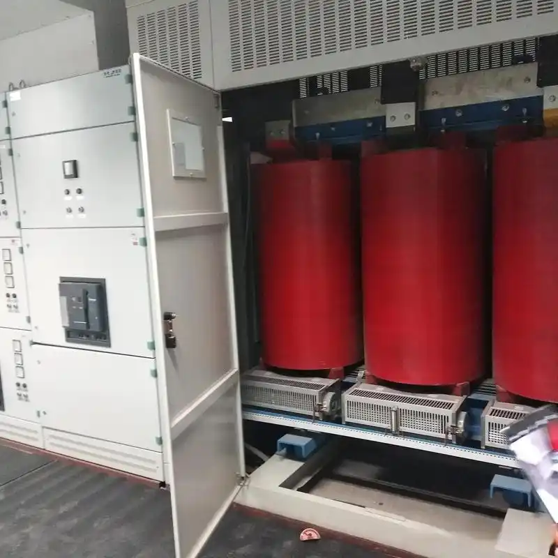 我们看到的同一类型的干式变压器,有的带有外壳,有的不带外壳,这两种