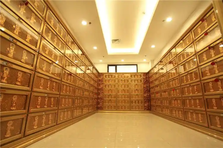 骨灰存放和遗体告别服务区.设有不同档次告别厅5个和骨灰堂2个.