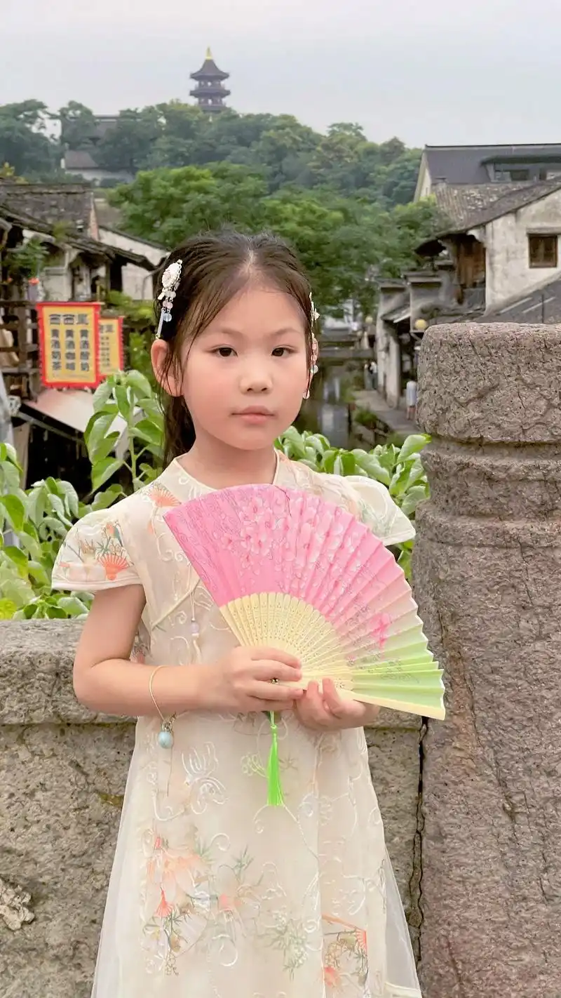 小荷才露尖尖角!有一种花叫荷花,花语是:红尘 - 抖音