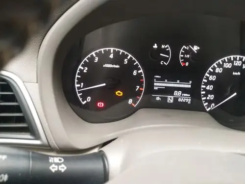 日产-轩逸 仪表盘发动机故障指示灯亮黄灯,故障代码变速箱传感器压力