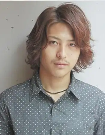 男生中长发发型图片男生长发侧分和中分哪个好看2