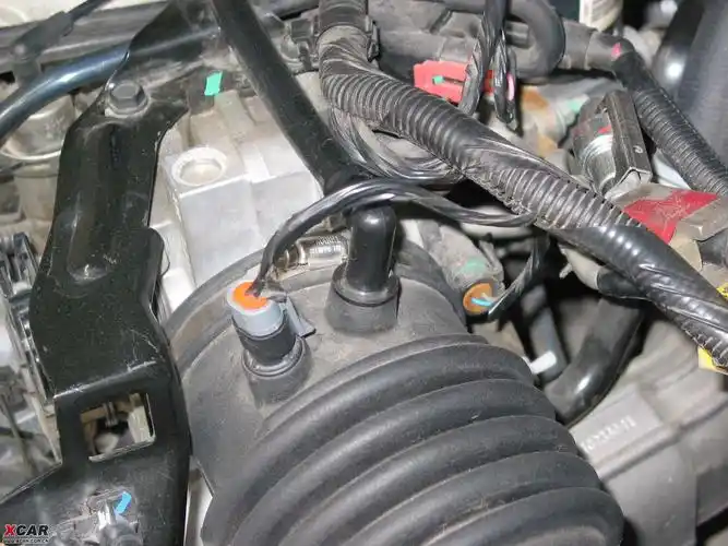 在进气软管上有个 进气温度传感器.