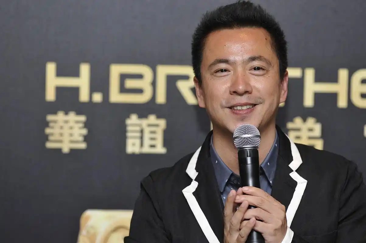 华谊总裁王中磊和高叶聚餐,期间王中磊滔滔不绝说个不停,高叶则侧头