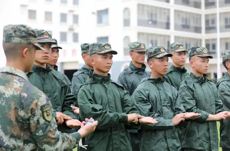 武警官兵高温酷暑天强化热习服训练