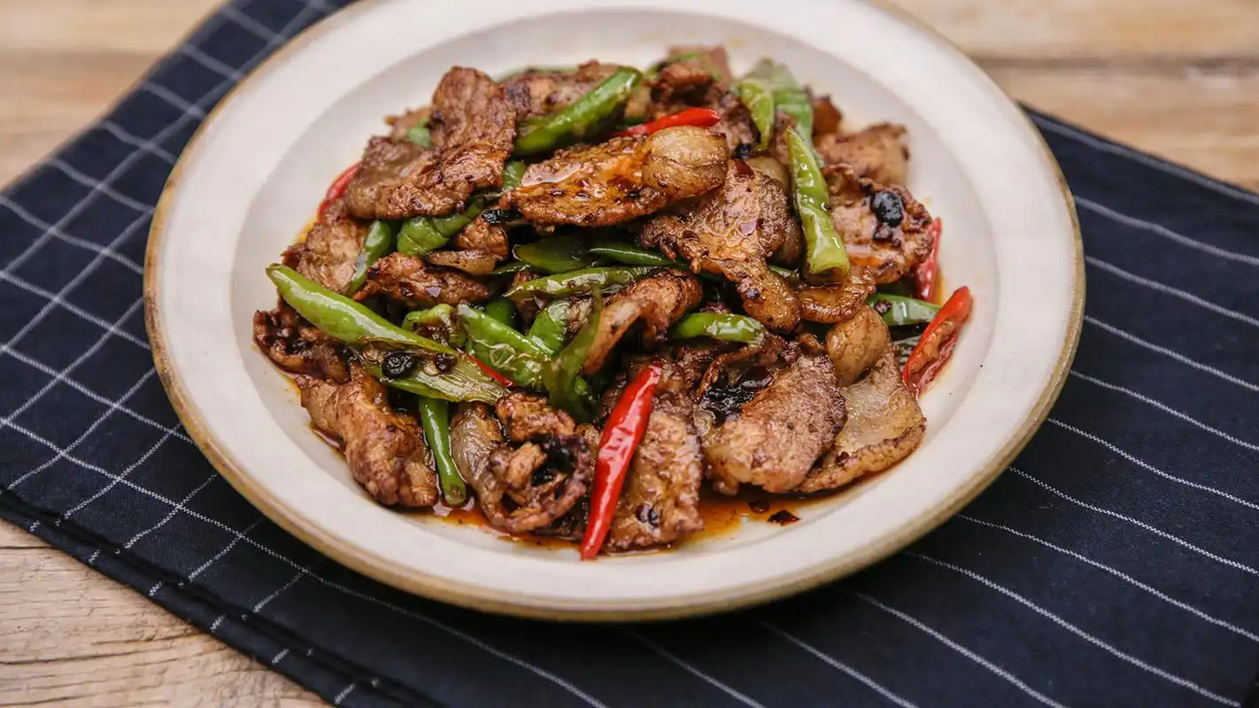 舌尖上的美食诱惑之川式盐煎肉,颜色深红,干香酥嫩,味道鲜美