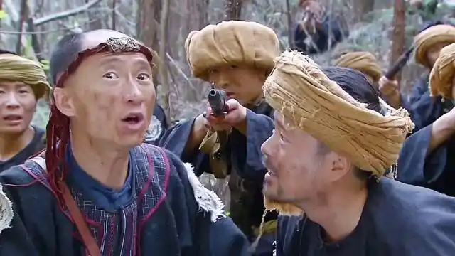 瑶山大剿匪:土匪偷袭剿匪部队,最后,落荒而逃