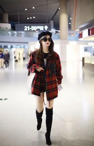 戚薇穿格纹衬衫配过膝长靴忒时髦了,秋天这样穿回头率肯定高