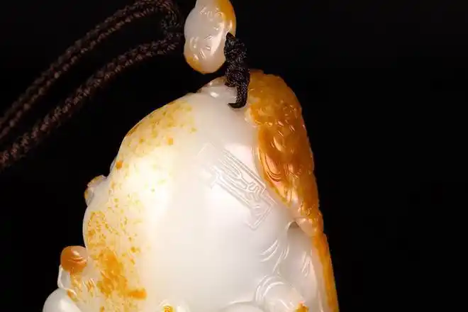 张克山玉雕生财有道红皮白肉洒金皮和田籽料苏工玉雕大师