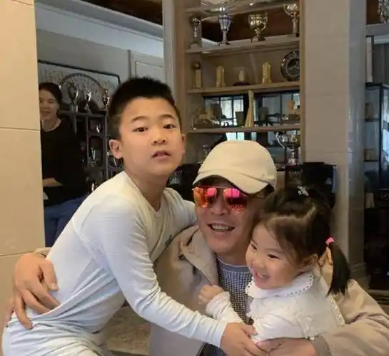 儿女吻郭斌送别爸爸 楠姐暗中微笑_刘国梁_大满贯_老公