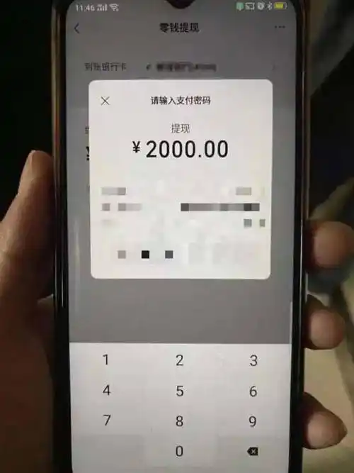 浙江富阳丨青天白日,民警破门而入,一把抢下女子的手机.