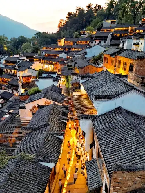 篁岭景区,即婺源篁岭旅游度假区,位于江西省上饶市婺源县江湾镇 - 抖