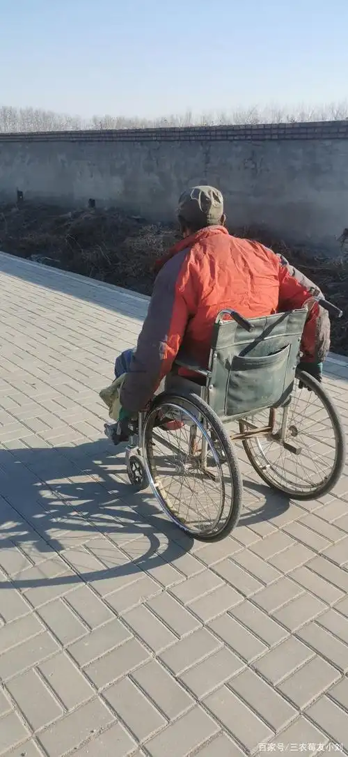 眼前没有双腿的老汉,一个人独自生活,常年以垃圾为生,看着心酸
