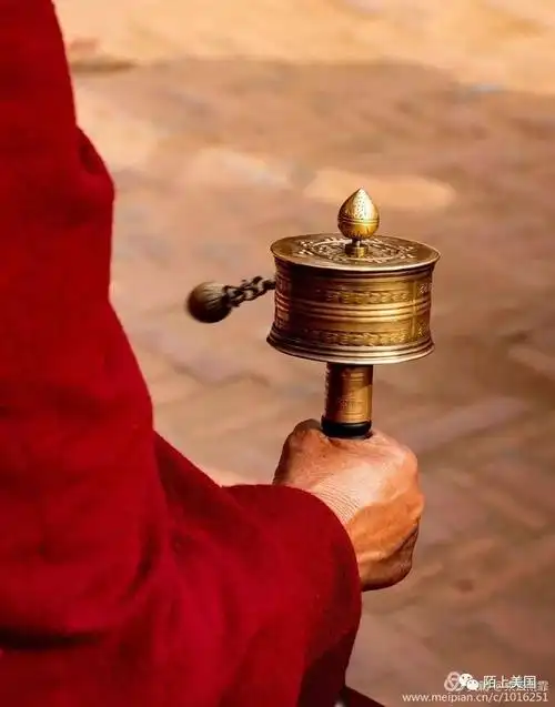 转经:充满张力紧握转经轮的"手"!