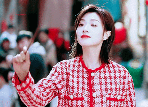 回应: [#人潮汹涌|遇见万茜#]one two three,cheers.