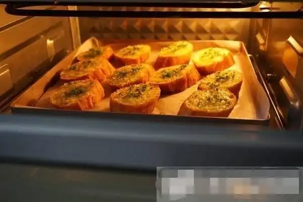 6,烤箱180度预热,中层烤8-10分钟即可.