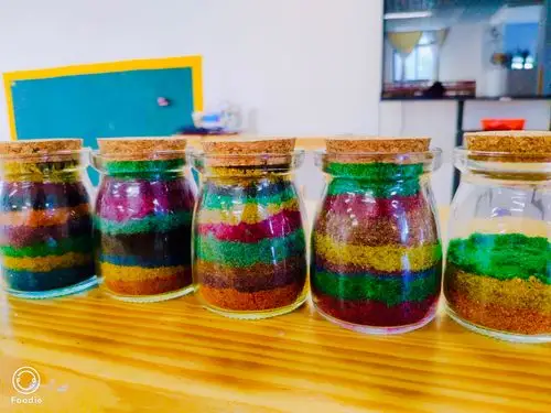 我们把沙子慢慢倒入瓶中,一层,两层,三层……慢慢地,我们成功啦!